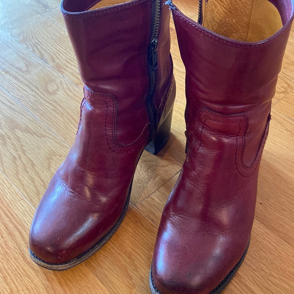 Frye maroon boots. EUC . Size 7.5